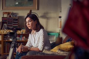  ▲Ella在電影《野夏天》中飾演一名女記者。（圖／群石國際提供）