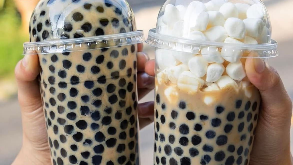 ▲繼珍珠、奶茶比例1:1的豹紋珍奶後，泰國再推出珍珠滿到杯蓋的手搖飲，讓台灣網友集體發作密集恐懼症。（圖／取自「tid_review」IG）