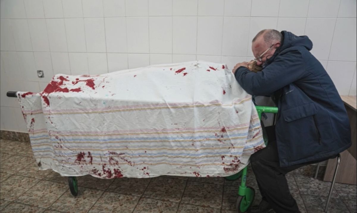 戰爭無情！烏克蘭男孩踢球「腿遭炸爛」　父緊抱遺體痛哭
