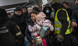 ▲烏克蘭各地受到戰火摧殘下，民眾流離失所，更必須與家人分離。（圖／美聯社／達志影像）