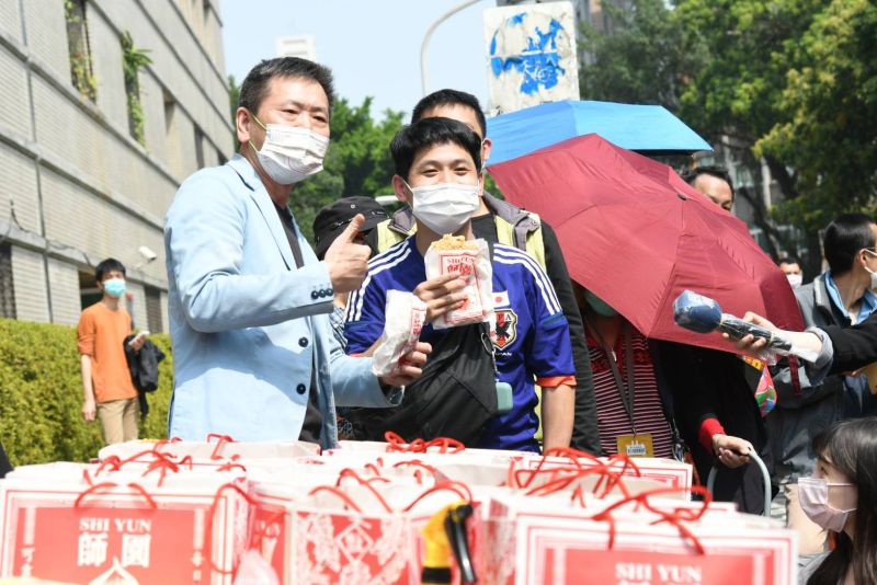 ▲民調持續領先的立委林為洲今(18)日派助理前往黨部代為領表,週五正式登記。(資料照/記者林調遜攝,2022.3.4)