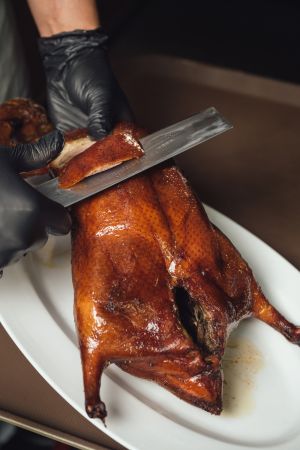 ▲与玥樓的果木窯烤片皮鴨油脂適中、香氣四溢，與馬爹利名仕干邑完美搭配。（圖／台灣保樂利加）