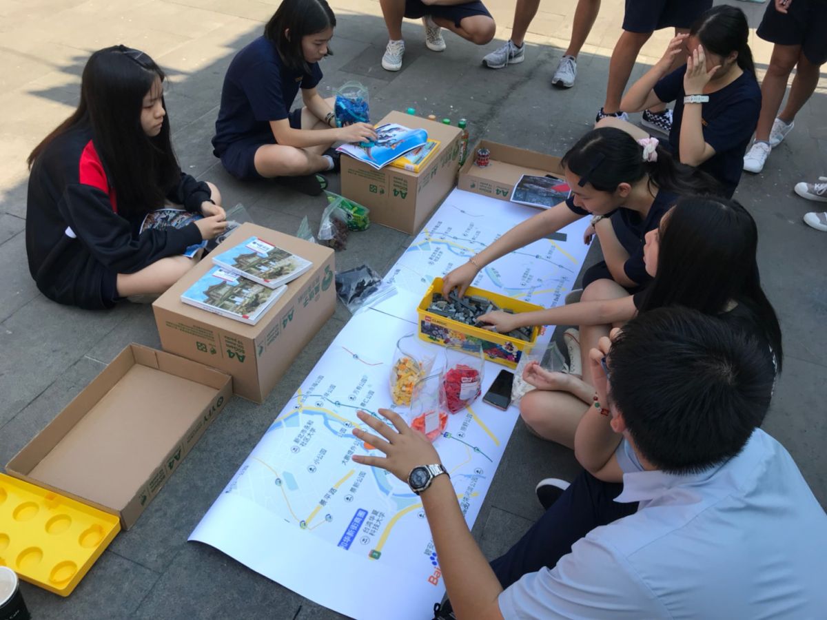 ▲萬芳高中指導學生在集應廟廣場前拼積木。（圖／NOWnews資料照片）