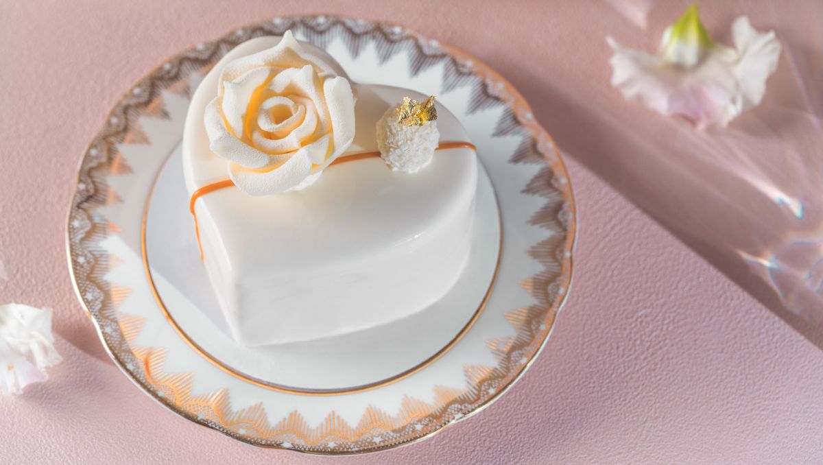 ▲迎接3月14日白色情人節，BAC新推出「花舞戀曲」玫瑰櫻桃蛋糕。哈根達斯也祭出多款迪士尼蛋糕，可愛度爆表。（圖／業者提供）