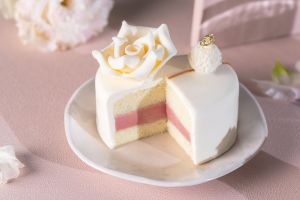 ▲BAC新推出「花舞戀曲」799元，心型蛋糕鑲上手工白色玫瑰花，藏有玫瑰櫻桃夾餡。（圖／業者提供）