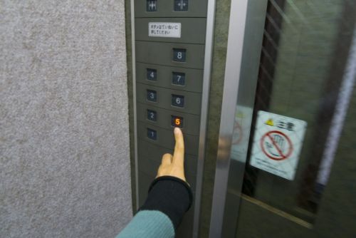 老翁反對大樓裝電梯！剛蓋好「反悔繳錢想搭」　32戶鄰居集體拒絕
