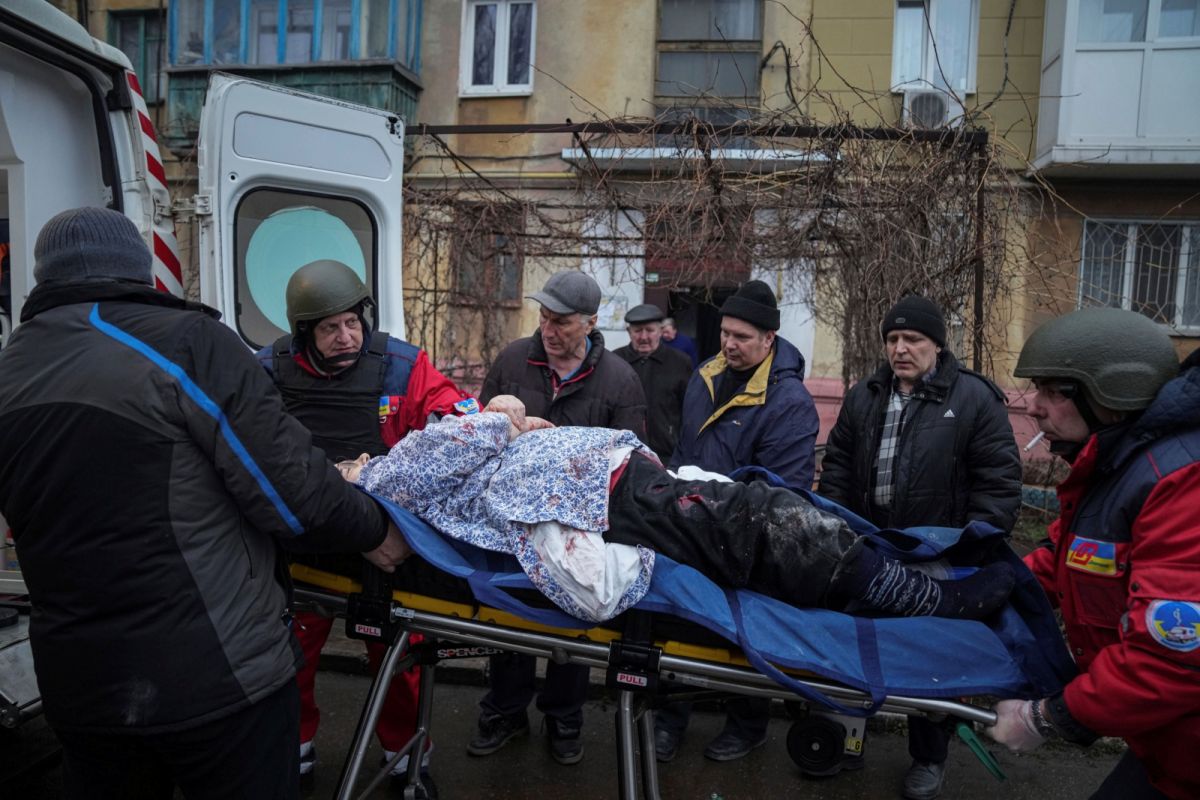 ▲馬立波（Mariupol）的副市長說，疏散居民的行動已經暫停，因為俄軍並未停火。圖為因戰爭受傷的當地居民。（圖／美聯社／達志影像）