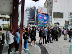 ▲今早西門擠滿《劇場版 咒術迴戰 0》粉絲。(圖/羚邦) ▲今早西門擠滿《劇場版 咒術迴戰 0》粉絲。(圖/羚邦)