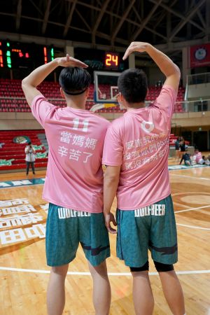 ▲ T1 Women’s Week本週末登場，台灣啤酒英熊今(5)日在天母主場迎戰臺南台鋼獵鷹，兩隊球員穿著特製粉紅色上衣，胸前和背後都寫上對重要的人的話語。（圖／T1提供）