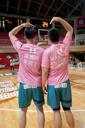 ▲ T1 Women’s Week本週末登場,台灣啤酒英熊今(5)日在天母主場迎戰臺南台鋼獵鷹,兩隊球員穿著特製粉紅色上衣,胸前和背後都寫上對重要的人的話語。(圖/T1提供) ▲ T1 Women’s Week本週末登場,台灣啤酒英熊今(5)日在天母主場迎戰臺南台鋼獵鷹,兩隊球員穿著特製粉紅色上衣,胸前和背後都寫上對重要的人的話語。(圖/T1提供)