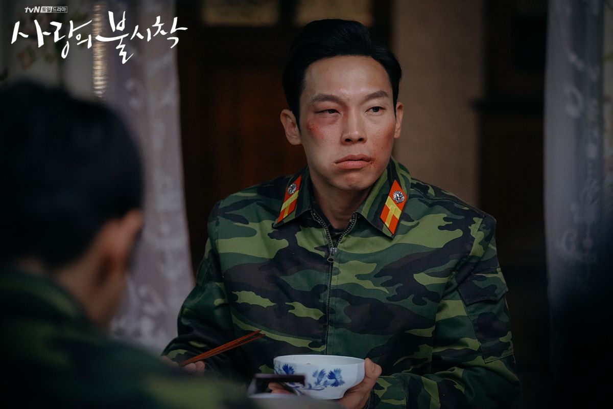▲楊慶元在《愛的迫降》飾演玄彬部下爆紅；出演《某一天》則欺負金秀賢。（圖／tvN）