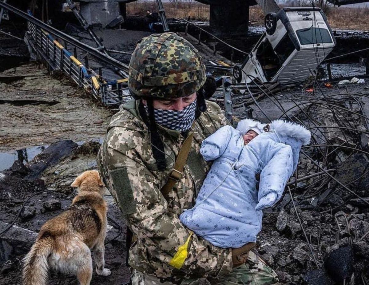 ▲烏克蘭軍人從一個剛受到嚴重攻擊的現場救出一名小嬰兒，讓俄羅斯總統蒲亭稱沒轟炸烏克蘭城市與平民區之說破功。（圖／翻攝自推特）