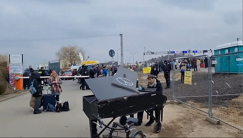 ▲鋼琴家遠赴波蘭邊境，為烏克蘭難民演奏。（圖／AP美聯社／Storyful Ltd）