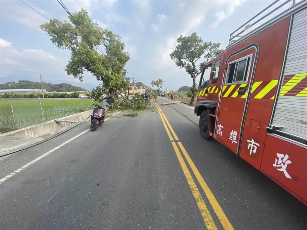 ▲高雄市美濃區今（5）日下午發生一起嚴重車禍，一輛自小客車與砂石車發生擦撞，轎車上1位乘客命危搶救中。（圖／翻攝畫面）