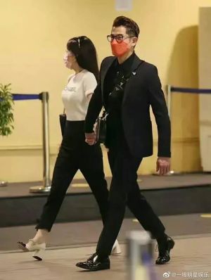 郭富城方媛 ▲方媛(左)踩著5公分的高跟鞋,還比郭富城矮半個頭。(翻攝一線明星娛樂微博)