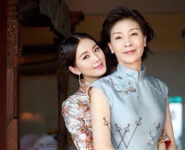 ▲劉詩詩(左)和母親都是氣質出眾的大美女。翻攝微博