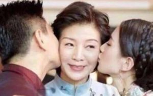 ▲吳奇隆(左)和劉詩詩(右)結婚時，一起親吻劉母臉頰。(翻攝微博)