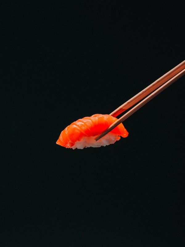 ▲原PO發現兩位顧客只吃了薑片配七味粉。(示意圖/取自unsplash)