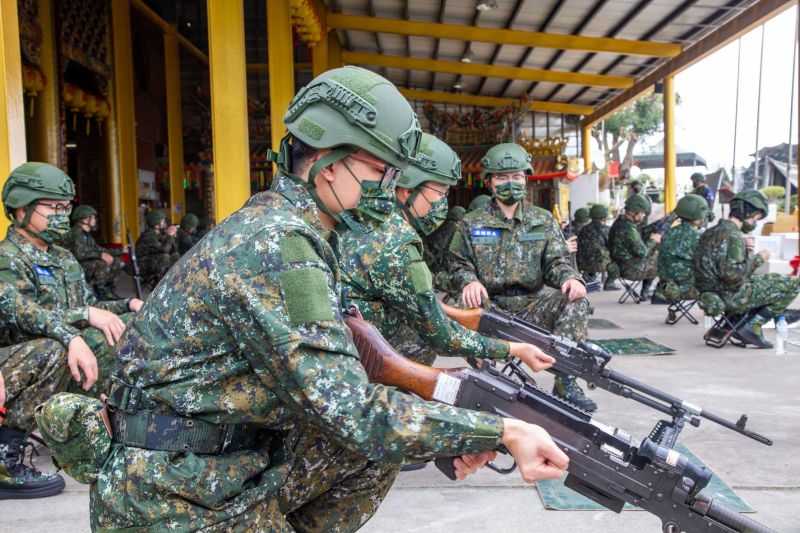 ▲陸軍第六軍團步兵第206旅「新制14天教育召集訓練第2天課程，第2階段「專長複訓」課程召員實施T74排用機槍等各項編制武器訓練。(圖／軍聞社提供)