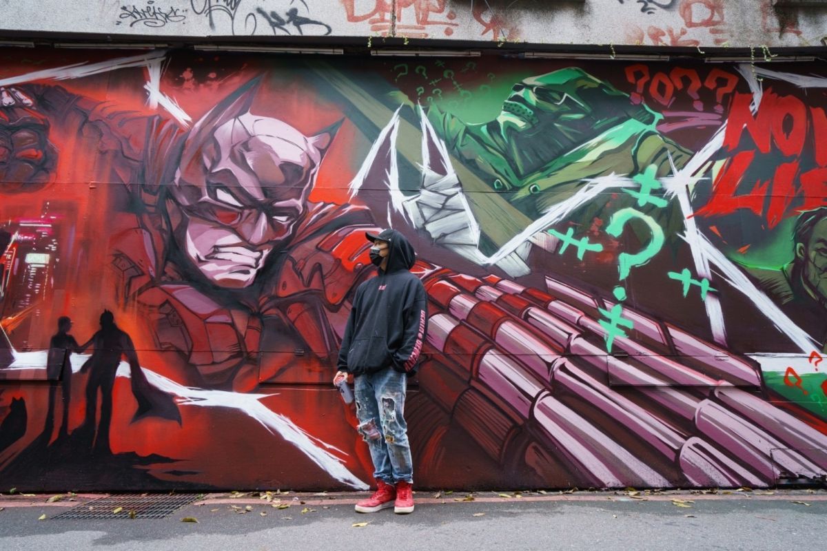 ▲街頭藝術家傅星翰和《蝙蝠俠》聯名牆面合照。（圖／星奇三創意、陳雲億提供）