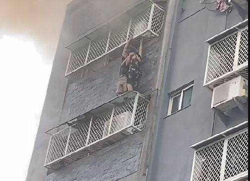 台中民宅大火！2人「吊掛鐵窗」驚險待救、1人墜樓命危
