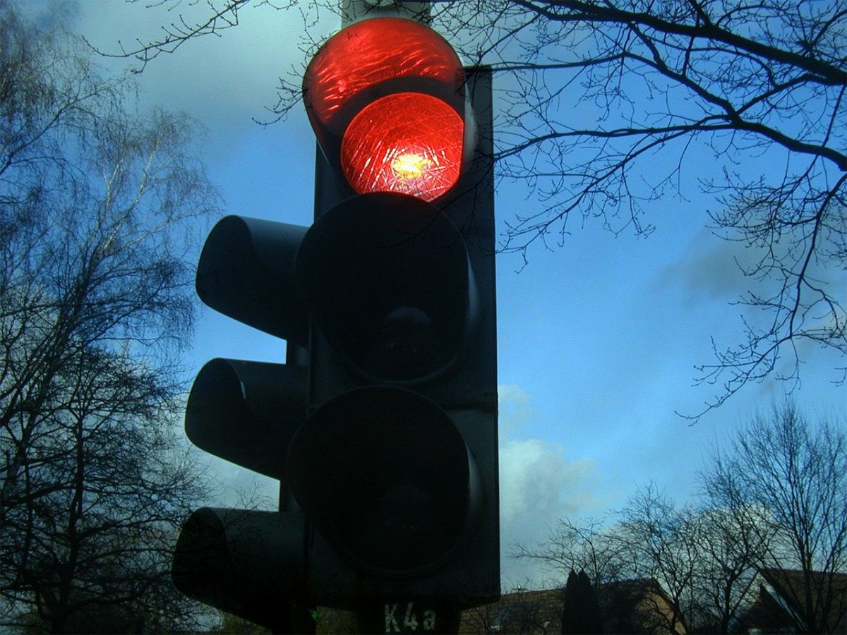 ▲有網友分享，馬路上許多人等紅燈時都會有一個「壞習慣」，只要遇到都令人相當厭惡。（示意圖／取自pixabay）
