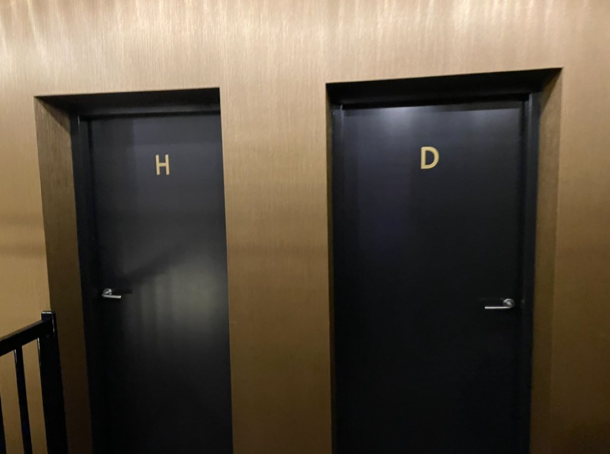 廁所門只標「H、D」！他崩潰：哪間是男廁　真相長知識
