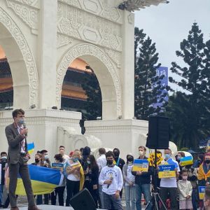 ▲安多利（左）在自由廣場發表看法，呼籲台灣人力挺烏克蘭。（圖／翻攝瑞莎FB）