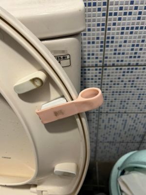 ▲網友好奇詢問「這個是在萊爾富的廁所發現的，請問這個有什麼功能？」（圖／翻攝爆廢公社二館臉書）
