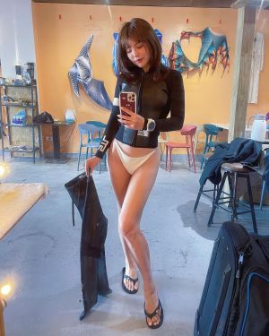 壯壯 ▲壯壯脫掉潛水衣,展現性感好身材。(圖/翻攝壯壯FB)