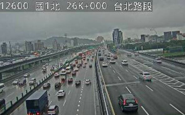 ▲上午7時，國道1號北上25.6K、台北路段發生4車追撞事故。（圖／翻攝高公局）