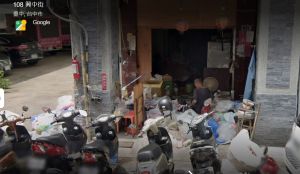 ▲台中6死大火，屋主長期在一樓公共區域堆放回收物品，造成環境髒亂。（圖／google街景圖，2022.03.07）