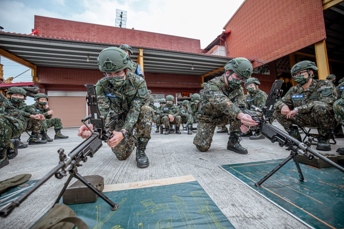 ▲新制教召首批人員日前入營訓練，圖為M249班用機槍複訓操作。（圖 ／翻攝自青年日報臉書）