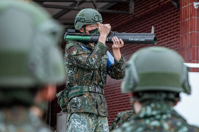 ▲陸軍第六軍團步兵第206旅新制14天教育召集訓練，第2階段「專長複訓」課程召員實施66火箭彈等各項編制武器訓練。（圖／翻攝自青年日報臉書）