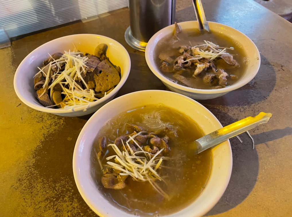 ▲米其林指南2022公布59間新入選必比登推介名單，台南共有27個店家入選，其中在地人最推薦的「阿明豬心冬粉」，豬心湯、骨髓湯讓人意猶未盡。（圖／記者郭佩蓉攝）