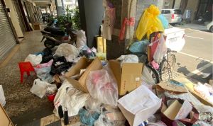 ▲環保局4日前往清除前，大樓騎樓堆滿回收物。（資料畫面／台中市環保局提供，2022.03.07）
