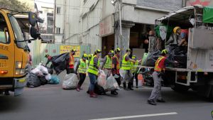 ▲環保局出動17名清潔隊員、3部垃圾車才將莊婦的回收物載光。（資料畫面／台中市環保局提供，2022.03.07）