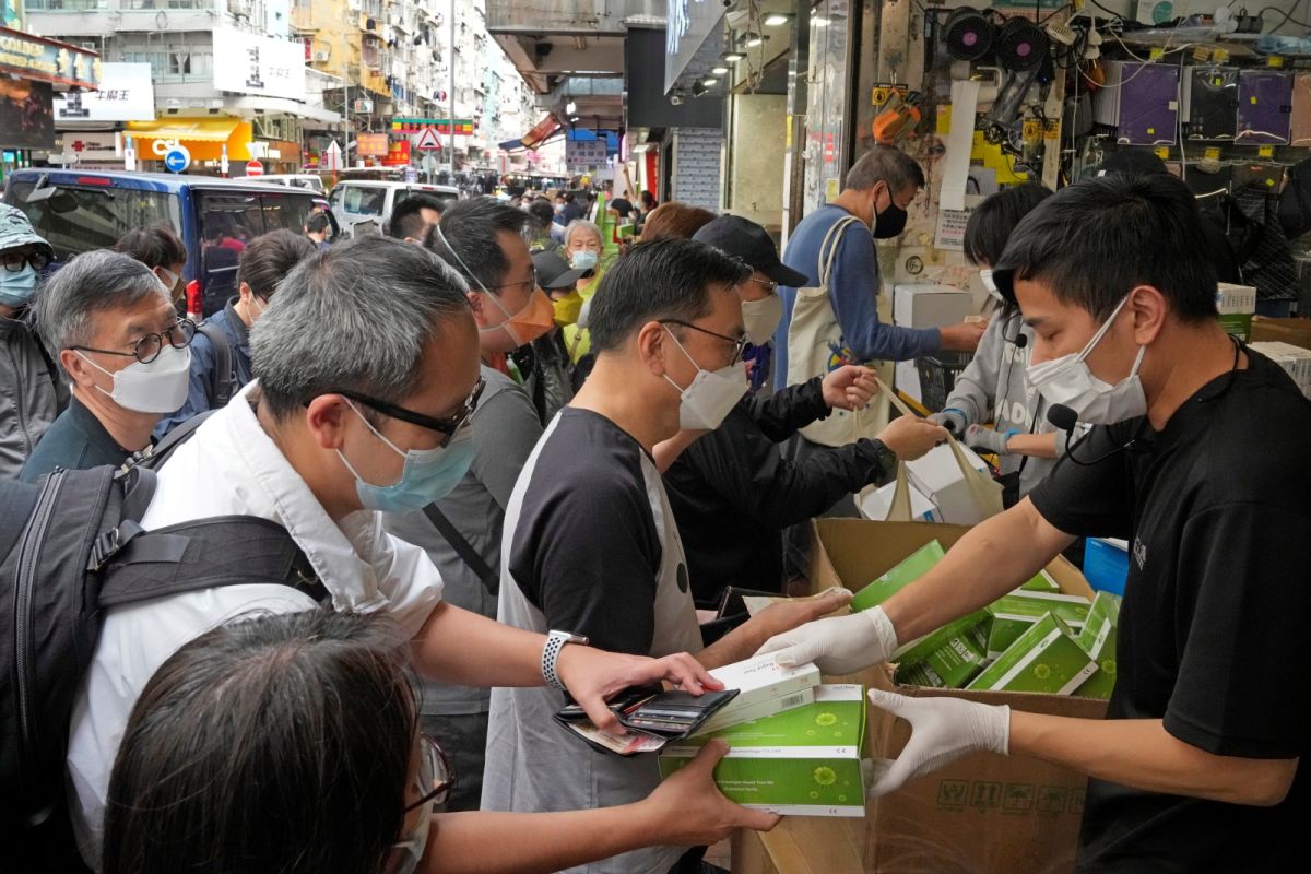 香港全民強檢擬加「有限度禁足」　研議每戶只派1人採買
