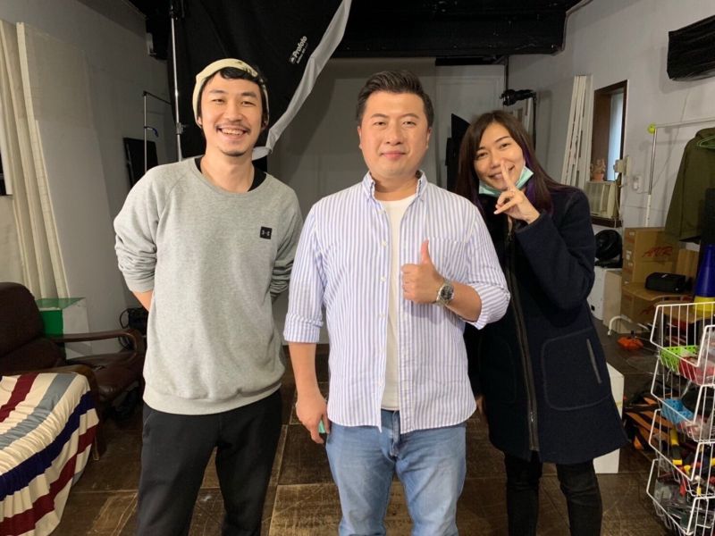 ▲新北市議員張志豪（中）再次情商總統蔡英文御用的攝影師Terry林政億及造型師林子瑄拍攝定裝照，期盼以更有故事的照片來力拚連任。（圖／新北市議員張志豪提供）