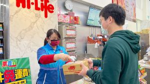 ▲超商店到店大戰白熱化,萊爾富推出「萊賣貨」平台改版慶祝,3月31日前寄件免運費,新會員加送大杯美式買1送1優惠券。(圖/業者提供) ▲過去到超商領取0元包裹,依規定都必須出示和取件人姓名相符且有照片的正本證件,萊爾富即起開放「視訊取貨」。(圖/業者提供)