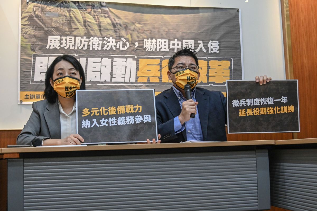 ▲烏俄戰爭掀兵役制度檢討潮，時力立委呼籲徵兵制應恢復回一年役期。（圖／王婉諭國會辦公室提供）