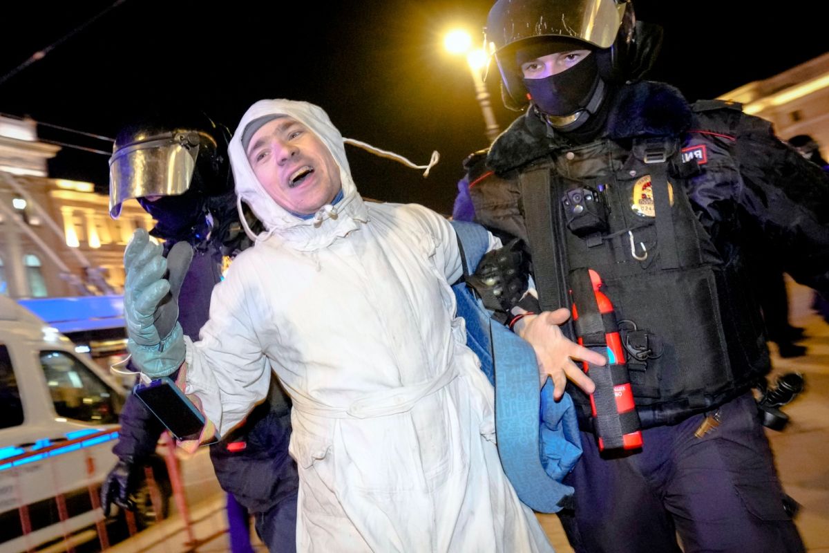 ▲俄國各地城市有超過4600人因反戰示威遭到逮捕。（圖／美聯社／達志影像）