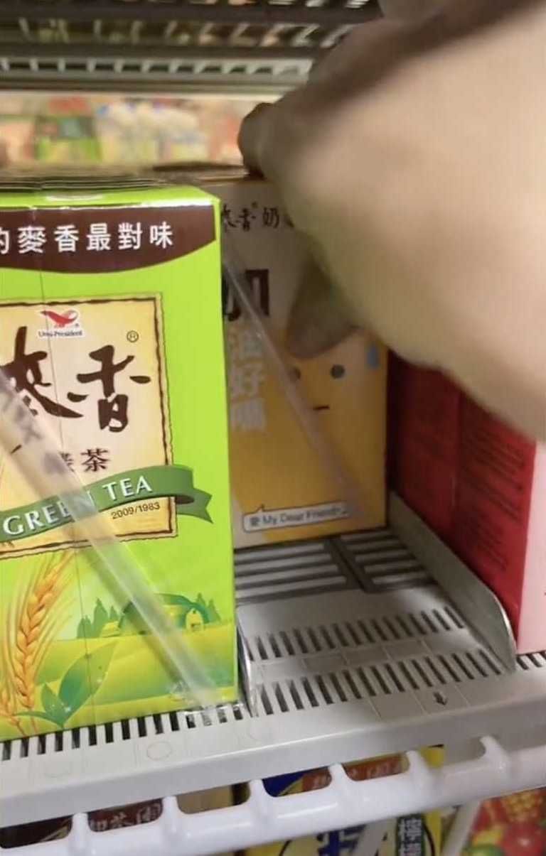 ▲原PO表示，許多客人會因各式原因將整排飲料往後推，導至冰箱後方的補貨區都掉滿飲料。（圖/Tik Tok@fmsukdlo20）