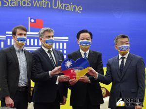 ▲外交部「賑災烏克蘭記者會」,立法院副院長蔡其昌(右一)、外交部長吳釗燮波蘭(右二)、駐台代表高則叡(Cyryl Kozaczewski,左二)與在台烏克蘭人等出席。(圖/記者呂炯昌攝,2022.03.07) ▲外交部「賑災烏克蘭記者會」,立法院副院長蔡其昌(右一)、外交部長吳釗燮波蘭(右二)、駐台代表高則叡(Cyryl Kozaczewski,左二)與在台烏克蘭人等出席。(圖/記者呂炯昌攝,2022.03.07)