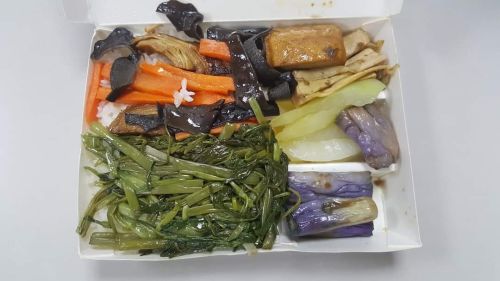 ▲網友分享，他在台北買的素食便當只要60元。（圖／爆廢公社）