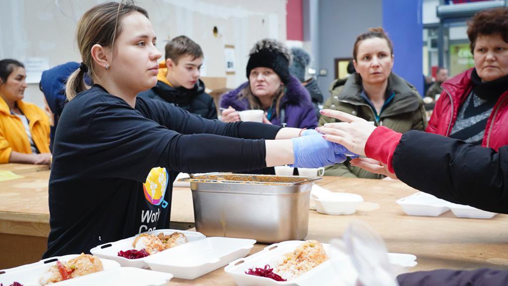 西班牙名廚前進烏克蘭　用新鮮熱食溫暖難民
