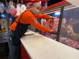 ▲「小鮮肉直賣網」的網主鄭茂祥經營傳統肉攤25年，很了解婆婆媽媽對豬肉品質的要求。（圖／記者金武鳳攝，2022.3.7)