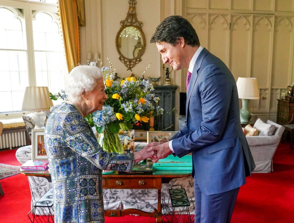 ▲英國女王伊麗莎白二世7日在溫莎城堡與加拿大總理杜魯道（Justin Trudeau）會面，這是她上月確診COVID-19（2019冠狀病毒疾病）後，首次進行面對面的官方行程。（圖／美聯社／達志影像）
