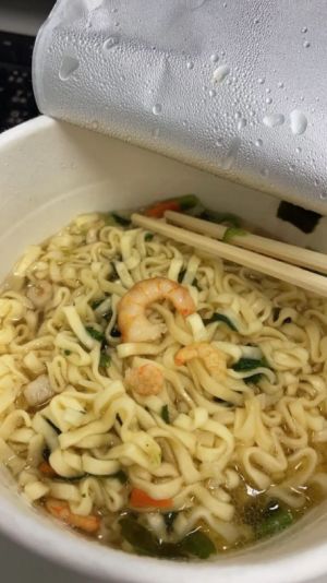 ▲原PO表示自己吃阿Q桶麵竟然「爽中頭獎」,原來是「蝦子」超大隻。(圖/翻攝自《Dcard》) ▲原PO表示自己吃阿Q桶麵竟然「爽中頭獎」,原來是「蝦子」超大隻。(圖/翻攝自《Dcard》)