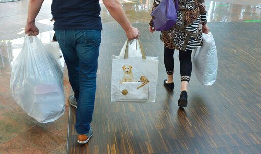 ▲新加坡從明年中開始，將針對購物袋進行收費，以保障環境。（圖／美聯社／達志影像）